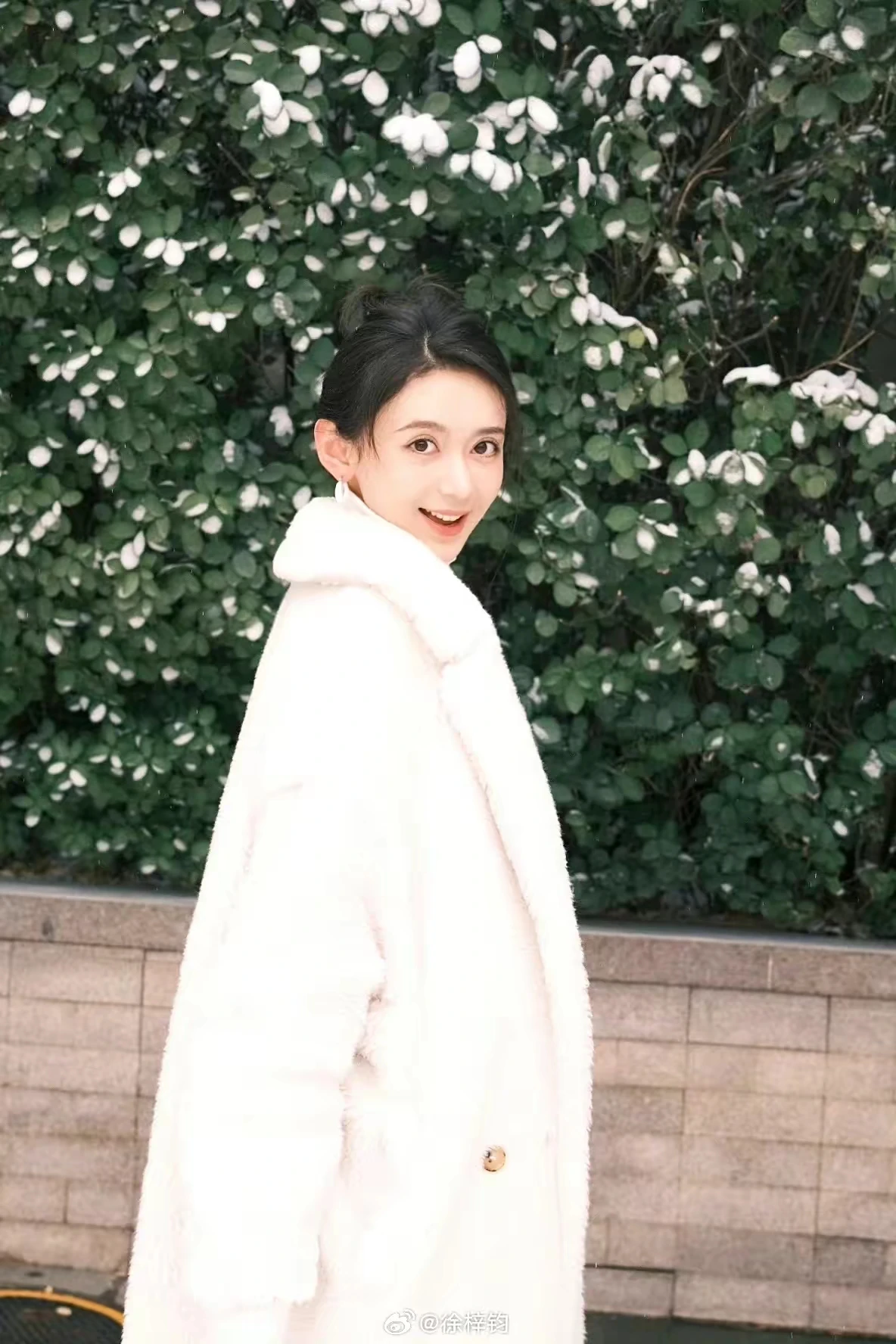 这位叫徐梓钧的演员好漂亮啊，据说她和关晓彤是同班同学，她演戏没火，没想到因为别人