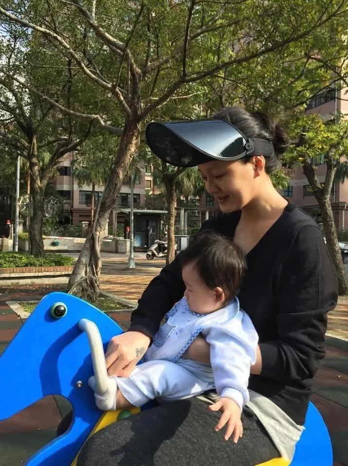 汪小菲能拿到两个孩子的抚养权，毕竟没有妈妈了
大S去世后，两个孩子的抚养权成为一