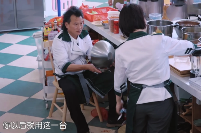 面点师看见詹大厨拿她的破壁机打碎了辣椒，她提醒大厨:“詹大厨，我做了记号，你以后