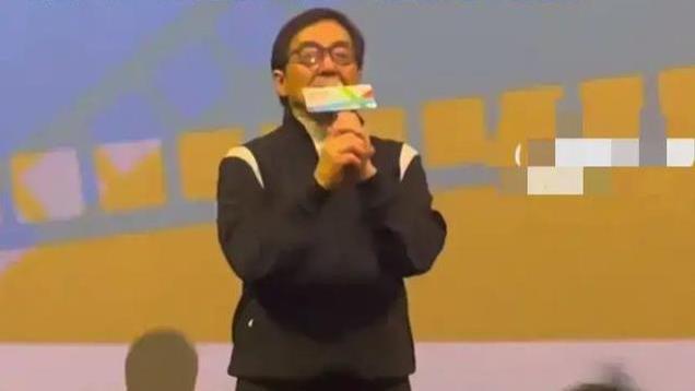 成龙呼吁大家去电影院看电影，网友：先把明星片酬和票价打下来