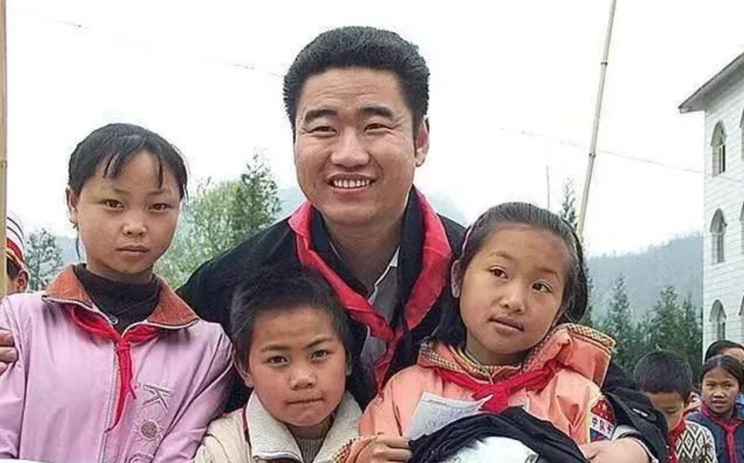 2005年，歌手丛飞身患癌症去世，停止资助了183名贫困儿童。家长打电话来质问: