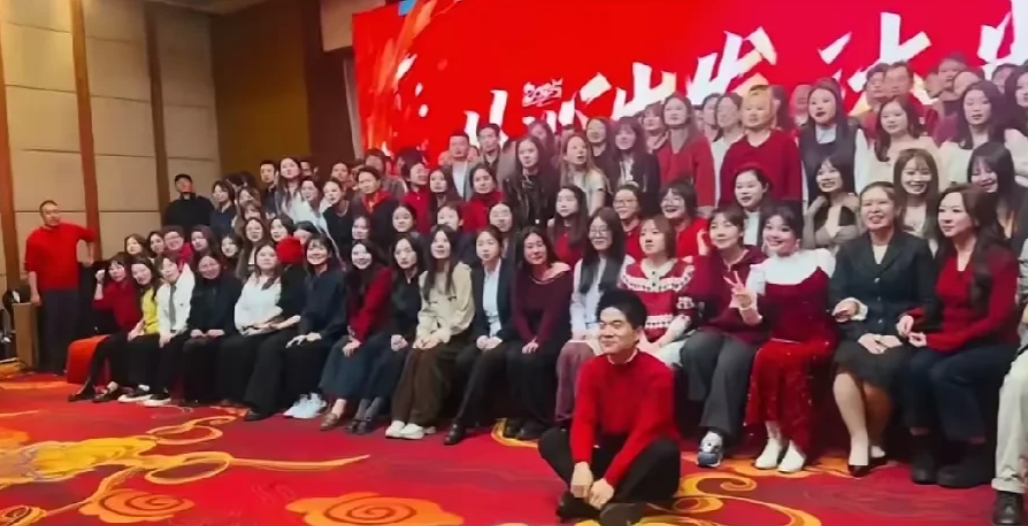 董宇辉，真的接地气，与辉同行年会大合照，董宇辉直接坐地毯上，他真的完全没有老板包