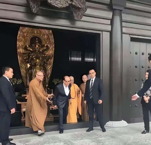 我发现，越是有钱人，越信佛。 难道是他们坚信有因果轮回吗？