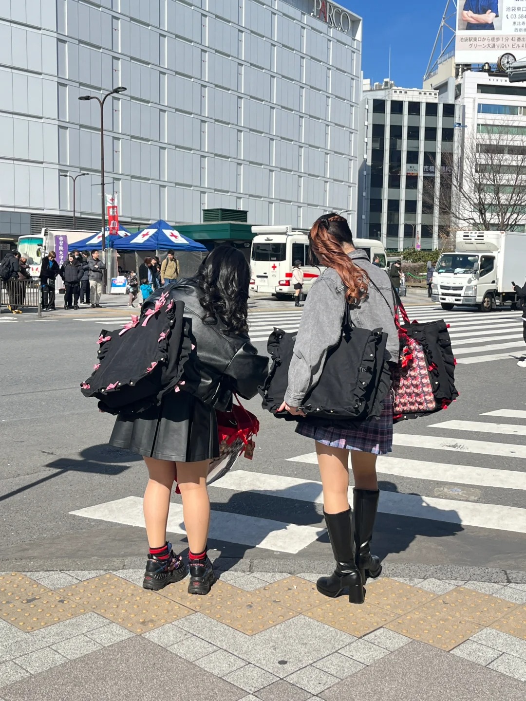 樱花妹子怎么这么爱背着个大枕头上街？？？
走在街上总会看见背着这种包包的日本女生