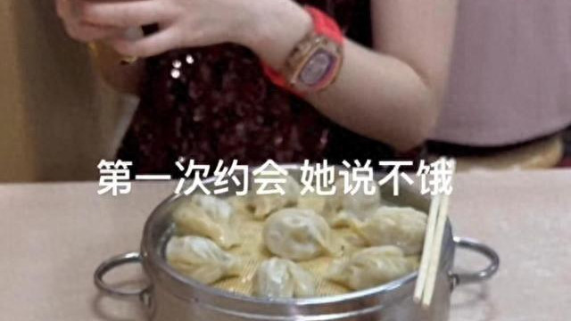 四川：男子网恋奔现请吃饭，女子却一口未动，网友看到配饰瞬悟了