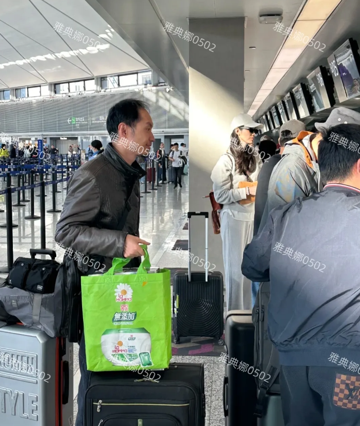 虹桥机场偶遇奚梦瑶，本人没有网上吹得那么漂亮，就是个子高五官一般，素颜一点儿不惊