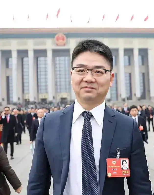 刘强东说，
今天如果我刚毕业的话，
我会毅然决然的选择考公务员，
去走仕途之路。