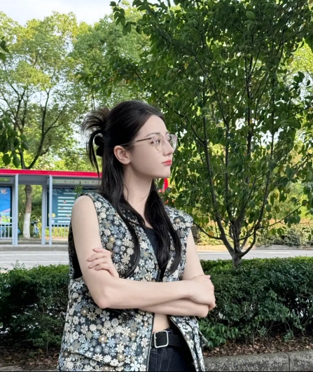 阳光下的迪丽热巴明艳动人
