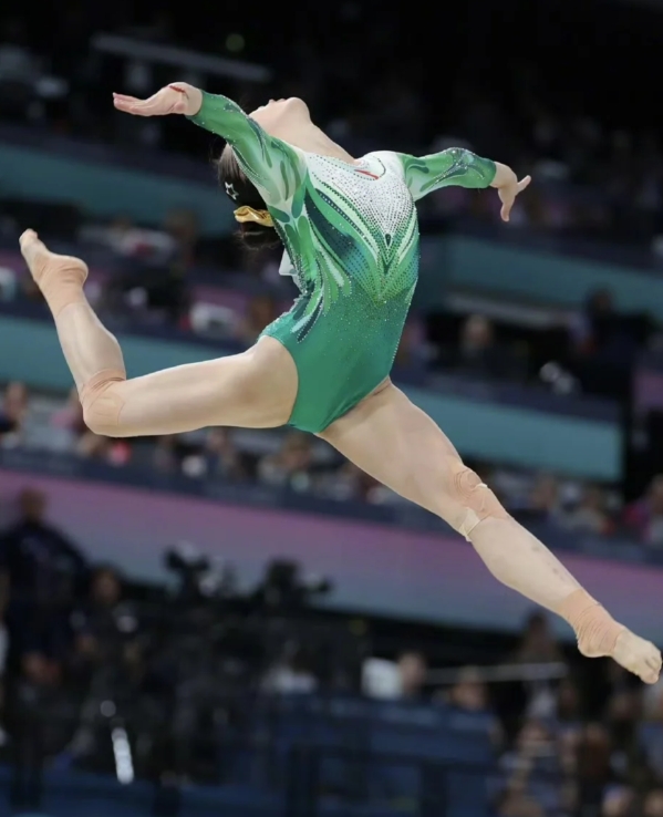 巴黎奥运会女子体操平衡木决赛，中国女子体操运动员周雅琴第一个出场。

结果出现失