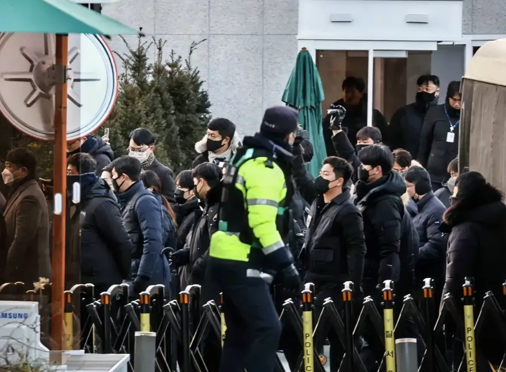 尹锡悦已经决定背水一战了，不给自己留任何退路！
韩国相关部门宣布要逮捕尹锡悦后，