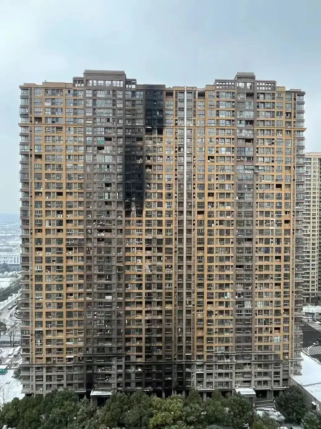 其实南京火灾最大的损失除了人命外，就是这栋楼了！

查了下，房价大概2万一平，这