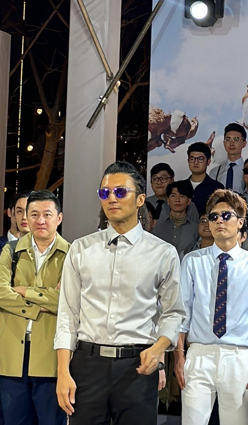 44岁谢霆锋越来越像老爹谢贤了！尤其是喜欢戴墨镜这个习惯。
该说不说，随着年龄增
