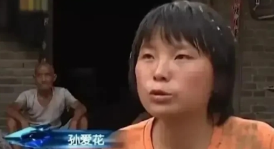 1991年河南，一女孩1岁时母亲跑了，6岁时又丧父，只能和爷爷奶奶相依为命，20