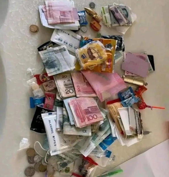 女朋友上夜班回来在她包里发现的，这是什么袋子？？

