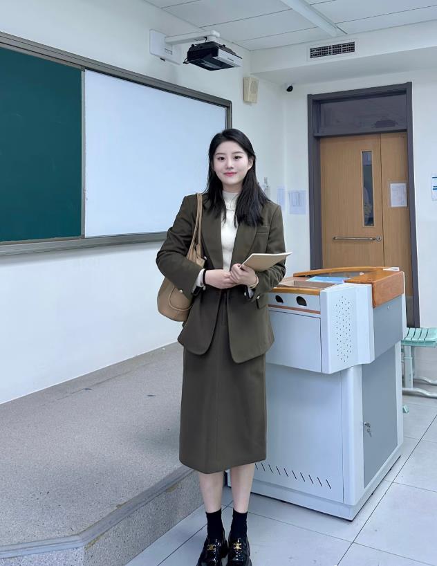 外语老师上班时的通勤穿搭