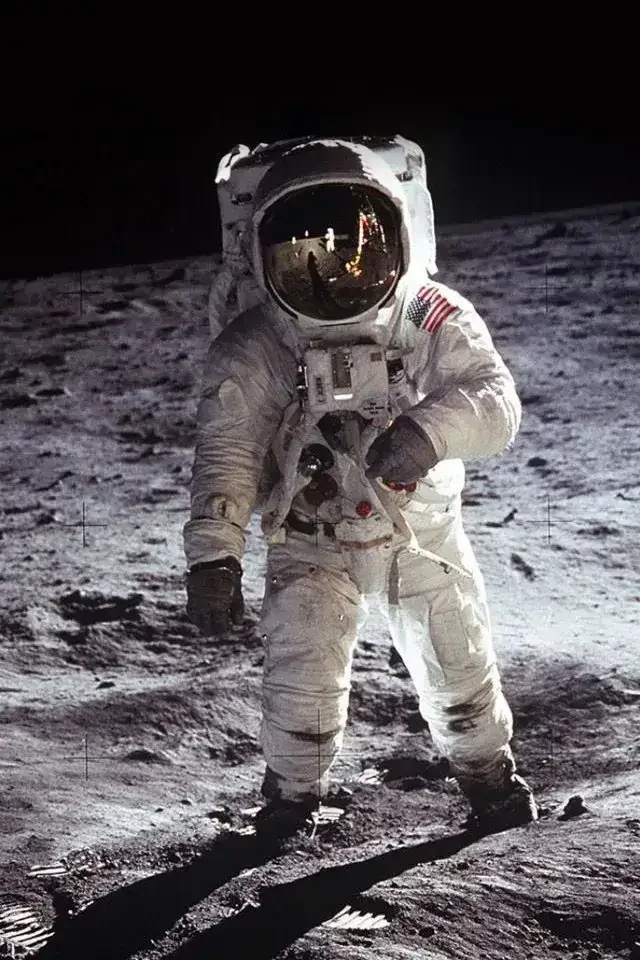 在南海的碧波荡漾之中，美国和菲律宾的联军正上演着一场盛大的两栖突击演习。他们的目