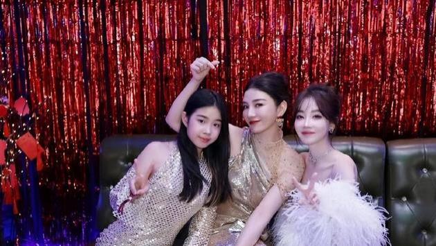 黄奕带11岁女儿亮相，小姑娘个头高挑，穿礼服显成熟，长相像爸爸