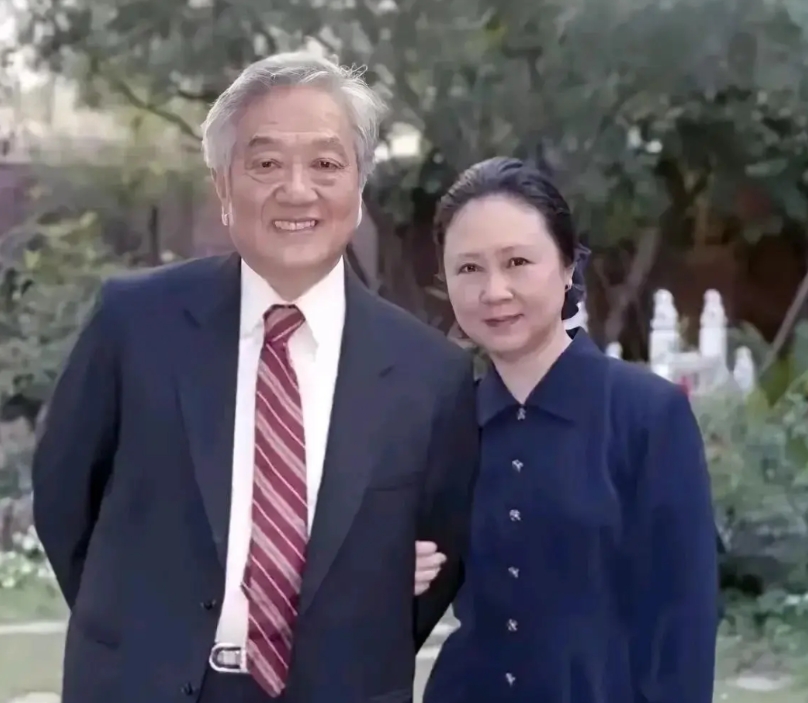 琼瑶对平鑫涛也是留一手的，她虽然帮他养妻子和三个孩子，但也牢牢掌握经济大权，那就