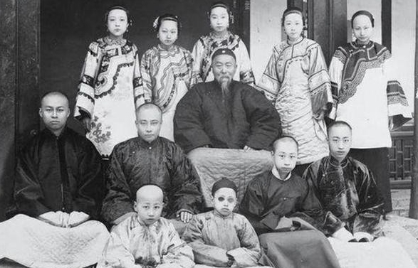 1901年，李鸿章死时，留给子孙10亿多元财产，没想到，52年后，他的孙子，43