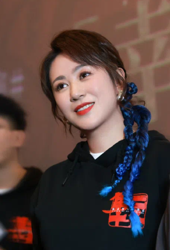 演员马丽表示，在还未成名之前，谁都可能是可怜的。当年我去跑剧组，有一位导演拿着我