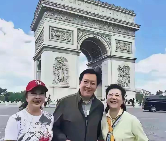 刘晓庆在《一路繁花》节目中被李在骂了十分钟，但她在法国依然被唐国强和王馥荔宠成了