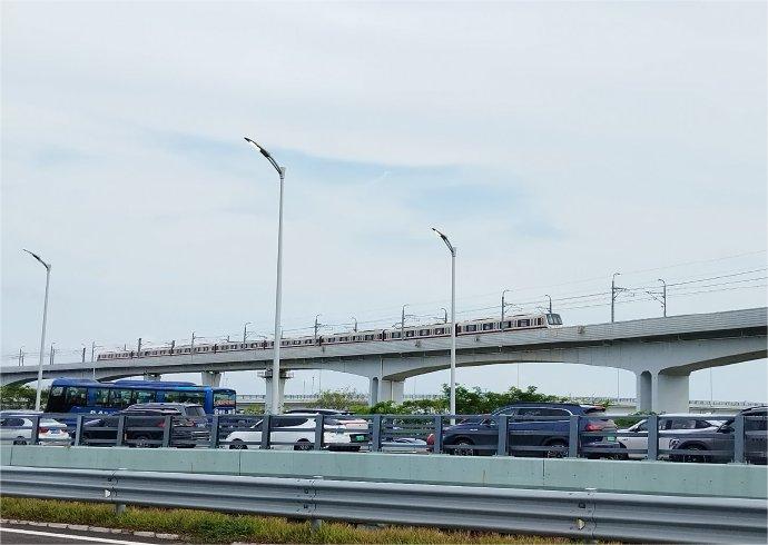 深中通道体验报告——机场站出来右转出机场南路，左转进机场高架，兜一圈出来的高架路