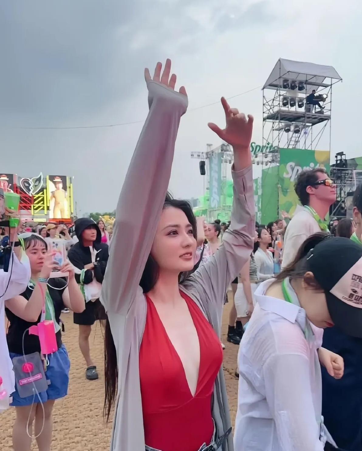 徐璐真是穿搭大胆，绝对是音乐节上最为火辣吸睛的女生！
