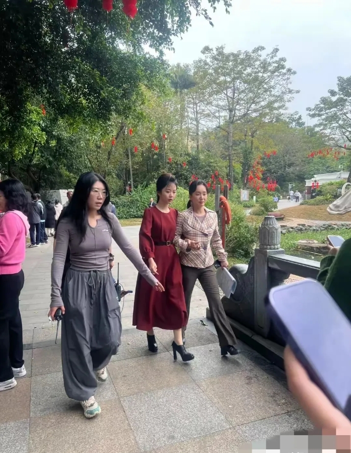 有网友偶遇谭松韵在深圳荔枝公园拍戏。我以前在深圳的时候也经常去荔枝公园逛逛，可惜