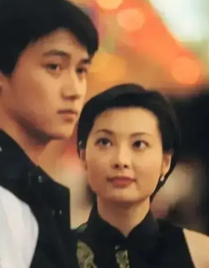 1997 年，赵宝刚准备拍《永不瞑目》，看了张海报认准了陆毅做自己的男主，专门联