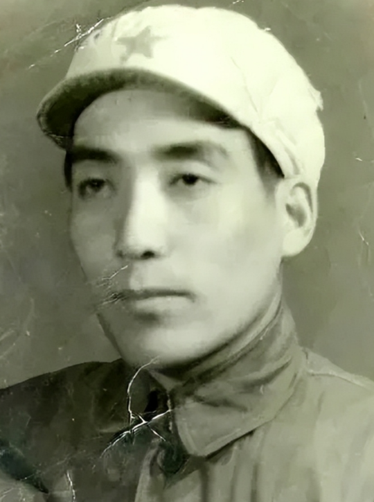 1955年秋，铁道兵司令员王震在福建南平接见了铁道兵三师代师长黄振荣，并向他宣布