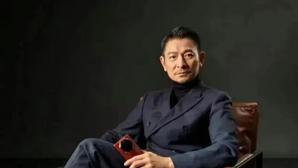 63岁刘德华授勋：这一年，哭过，跪过，票房惨败过，就是没退缩过