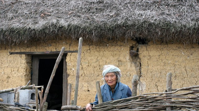远嫁异地的姐姐回娘家，却被弟弟拒之门外：冲父亲的退休金来的