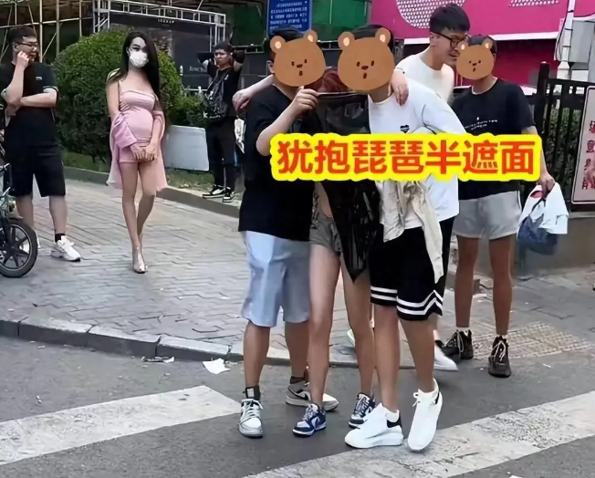 长沙酒吧街惊现醉酒女子被两男子拖走，闺蜜在后面无奈，网友炸锅