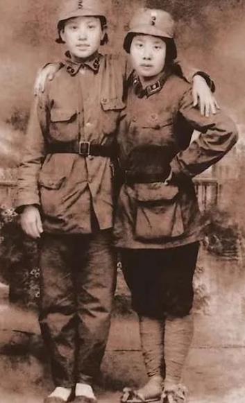 1938年，两名女战士被日军包围，她们想到了“装死”，日军看了看说：“撤！”谁知