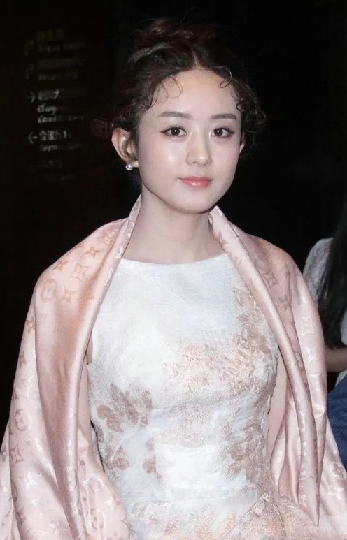 这应该是前些年的照片了，那时候她还有着婴儿肥，脸蛋圆圆的，眼睛也是圆圆的，额头光