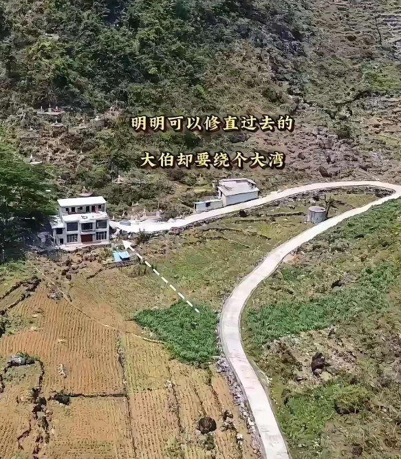 自从大伯家修了这条路村里人都说他是人傻钱多