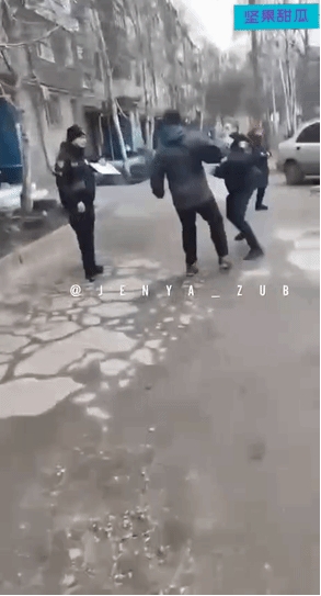 乌克兰卡缅斯科耶街头，一个小伙子在街头走动，遇见两个征兵办的，被围了上来，要求他