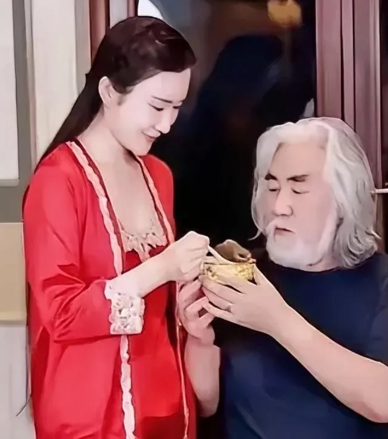 张纪中不愧是挣大钱的导演，真舍得为妻子花钱，杜星霖的这一件真丝睡衣价值过万了！