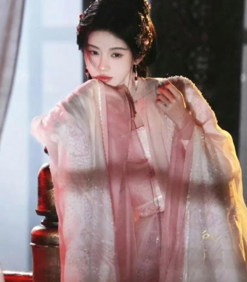 郭敬明也做起领磕员了，他透露鞠婧祎演的角色要穿田嘉瑞演的角色的白衬衣，不过古代版