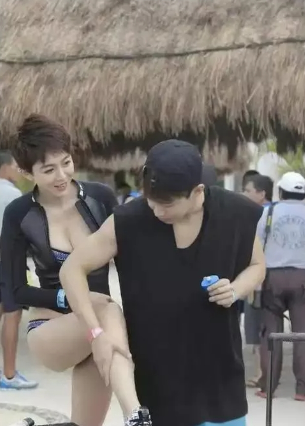 帮姜妍抹防晒油的这个男生看起来有点憨，没想到胆子还挺大，可姜妍非但一点都不生气，
