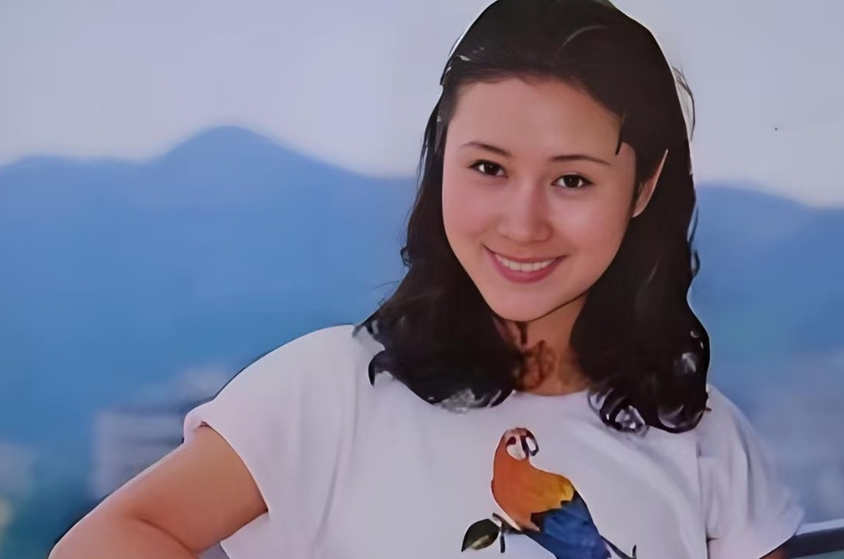 《少林寺》中那个娇俏可爱的牧羊女丁岚居然60了，形象变化好大。她饰演的白无瑕外貌