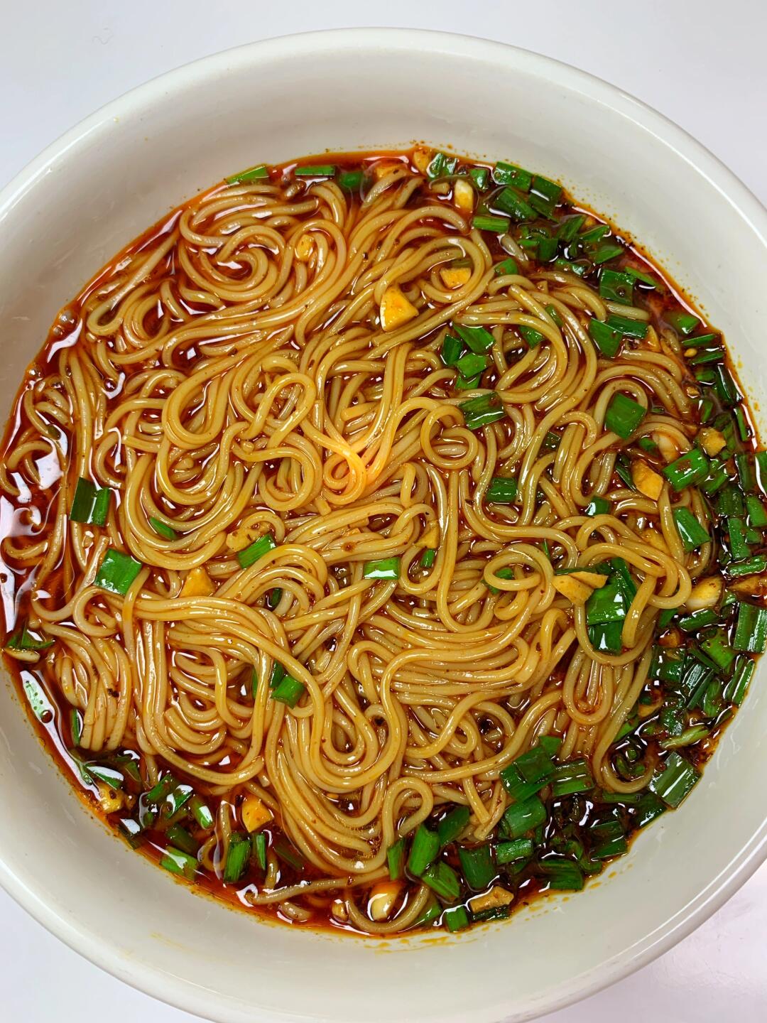 天冷不知道吃什么，
快试试这碗巨开胃的韭菜酸汤面
面条超入味，酸辣过瘾，
好吃到