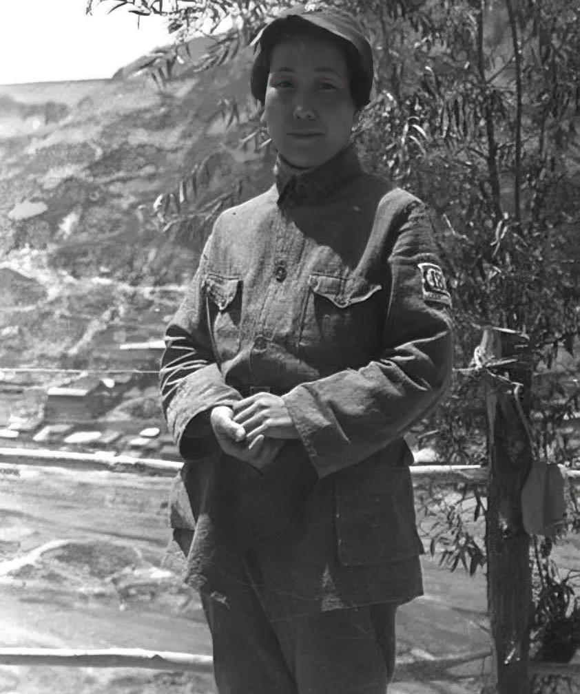 大家仔细看，这不是电影剧照，而且而是真实的八路军女战士。
1944年，地点延安，