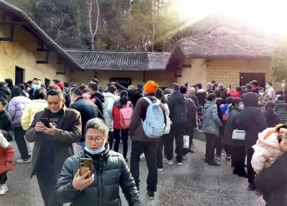 远的不说，近的，毛主席去世近五十年，国家没有号召，没有组织，群众内心出发，去韶山