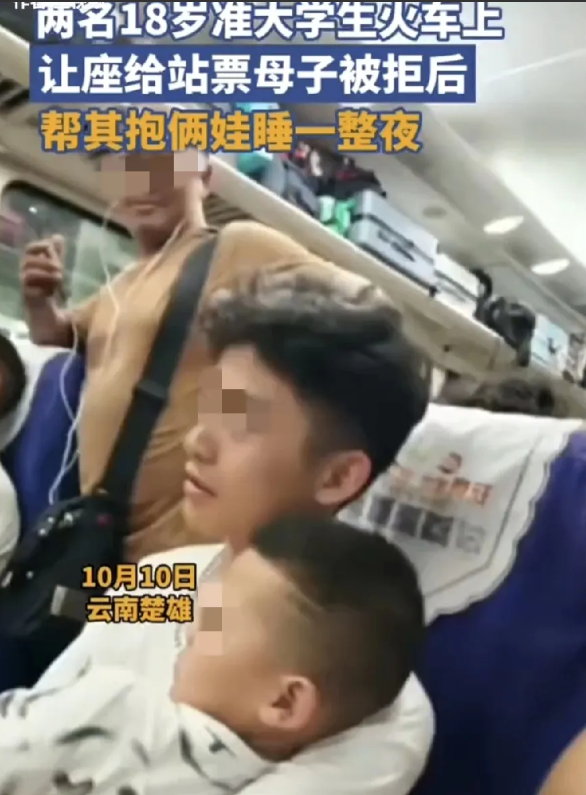 2024年7月，一辆开往乌鲁木齐的火车上，一位母亲没有买到坐票，只能抱着两个年幼