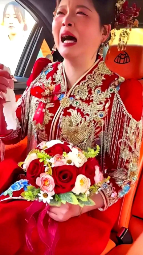 最近刷到江苏这场婚礼视频，真是戳得人心口发酸。新郎租了二十辆大奔当头车，西装革履