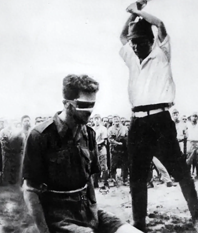 1943年，日军砍掉了一个澳大利亚男人的脑袋，还不忘拍照炫耀，结果就是因为这张照