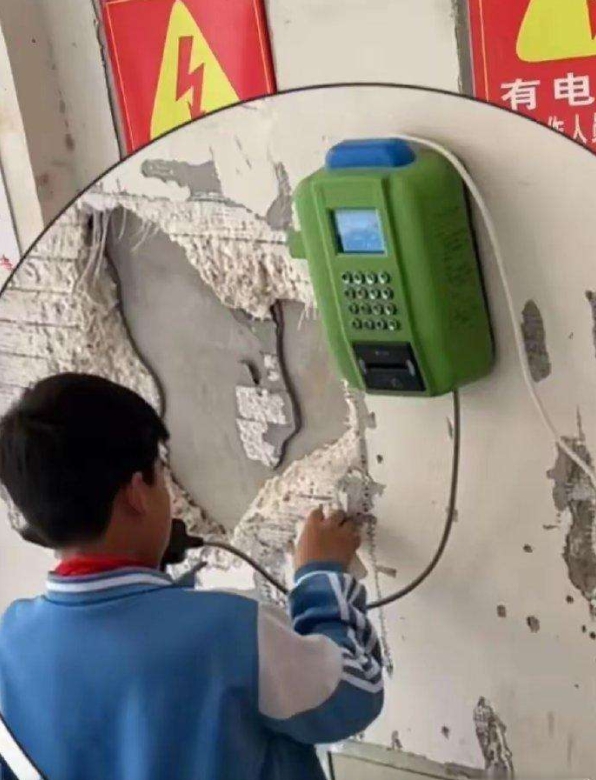 这下明白了，为啥学校电话亭要装块钢板了吧！