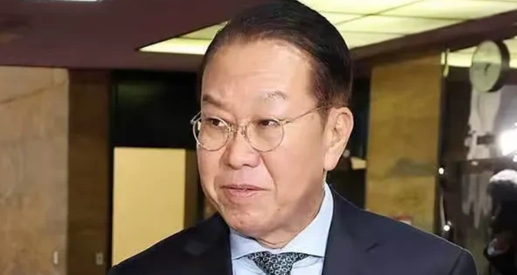 12月24日，执政党国民力量党这边有了新动作，直接让议员权宁世挑起“非常对策委员