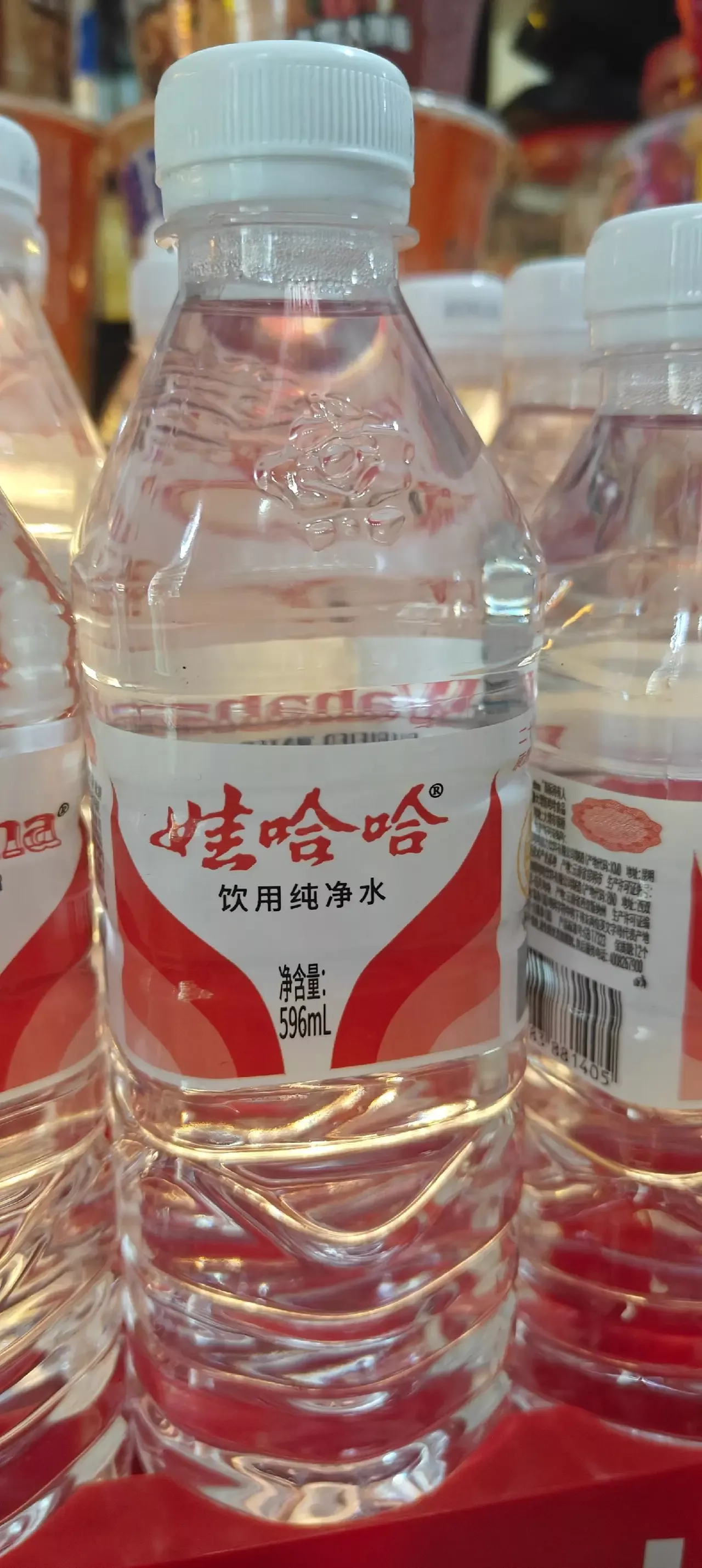 一直以来，娃哈哈矿泉水的销量相较于农夫山泉来说稍显逊色，超市的货架上也常常是以农